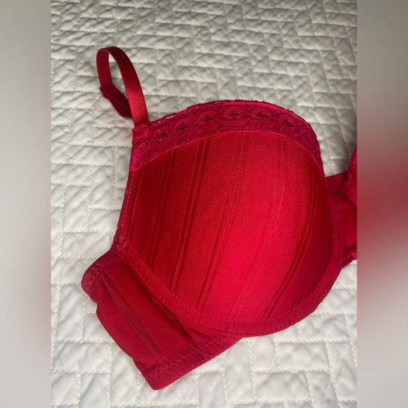 Red Bra - Picture 4 of 9